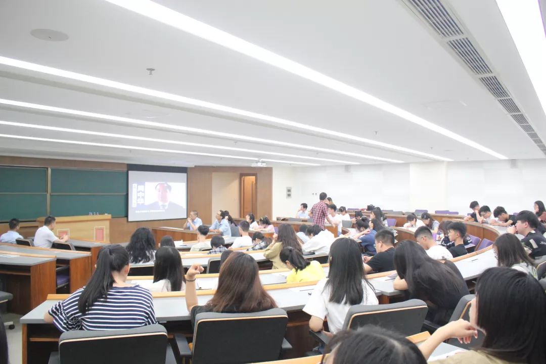现场新华都大讲堂丨詹军豪企业战略定位
