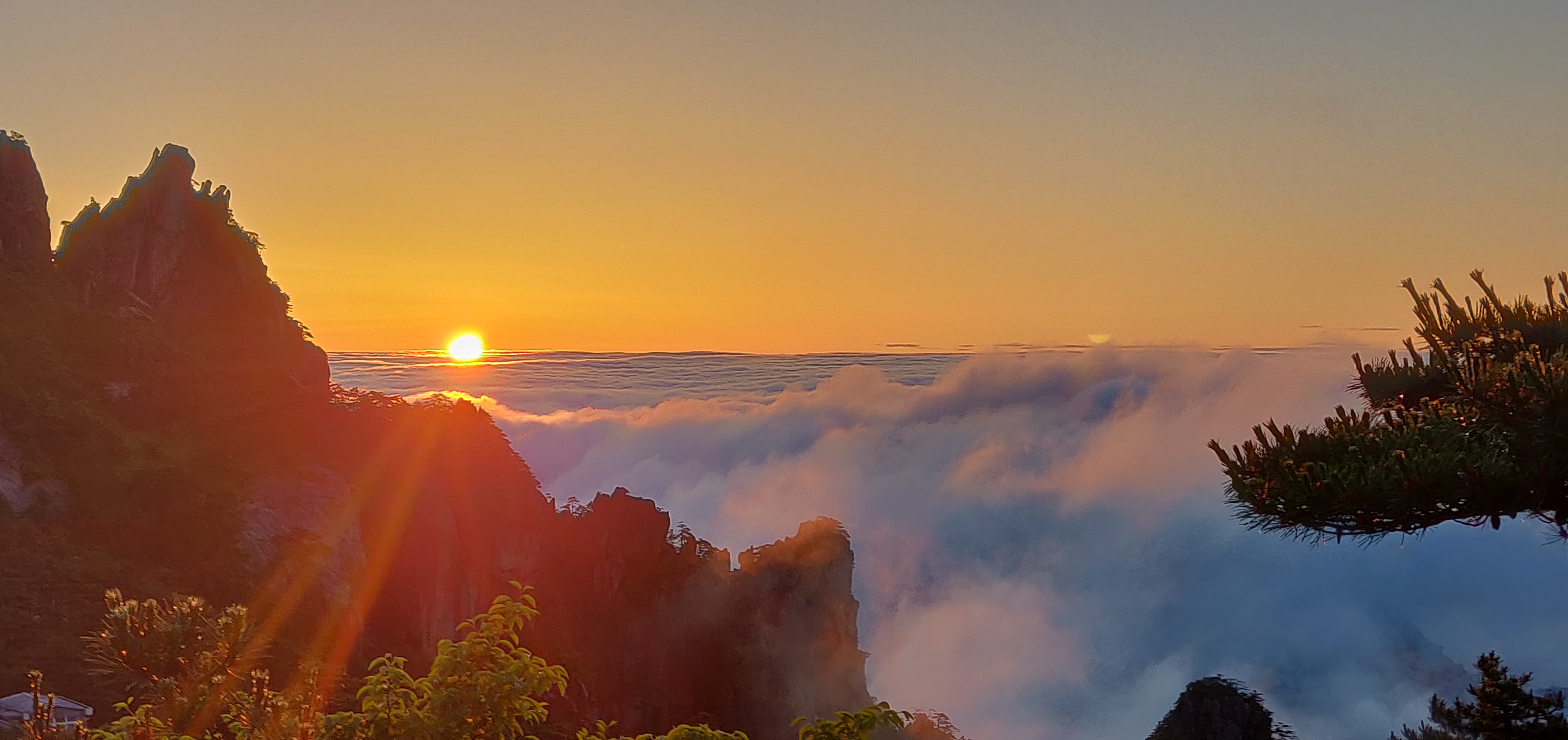 黄山风景区现浩瀚云海和绚丽日出景观