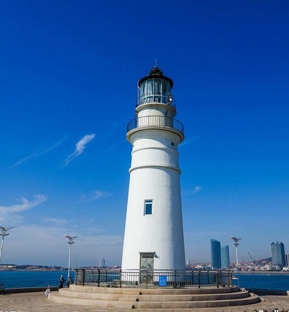 伴着浮山湾的迷人灯光秀,青岛奥帆中心情人坝休闲风情街,将迎来一个前