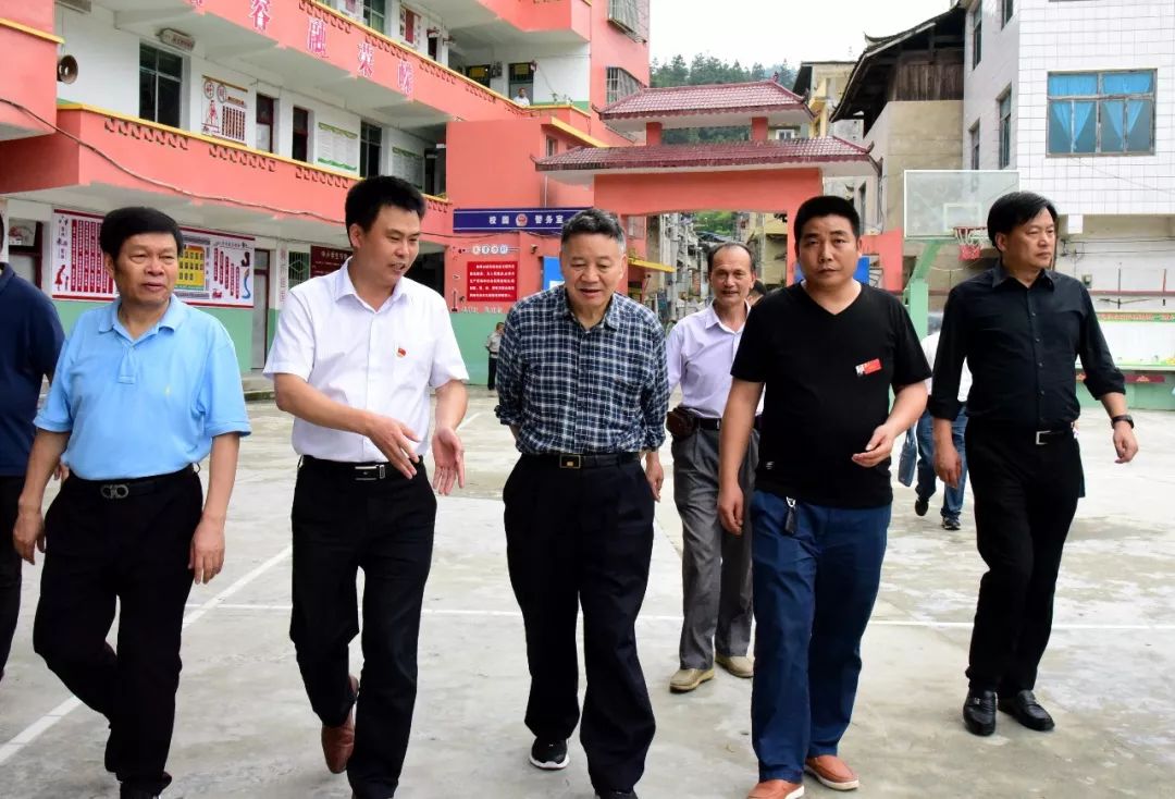 县政协主席朱法领;县委常委,县委组织部部长,县关工委第一主任杨志