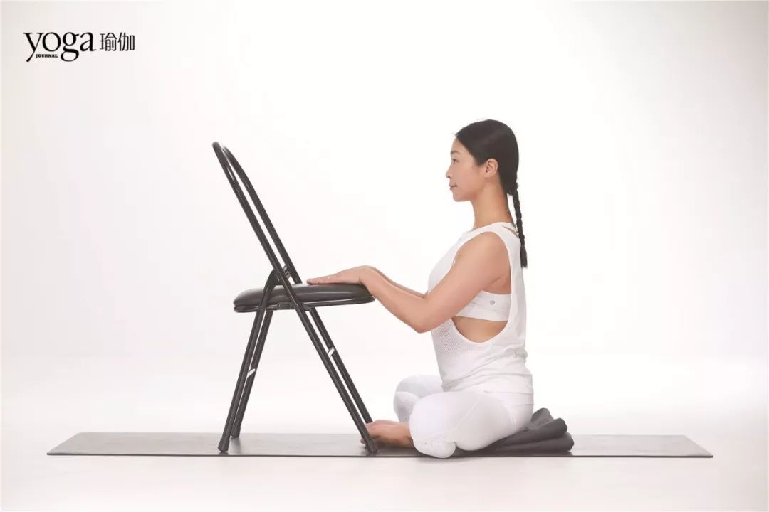 美女坐桌脚放椅子上猜成语_看图猜成语(3)