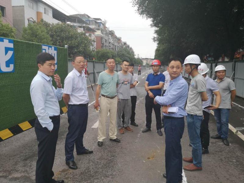 龙马潭副区长申波检查石洞雨污分流工程项目