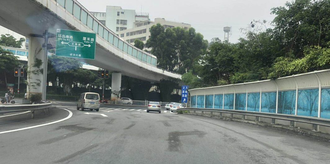 另外,梧村隧道文屏路出口处的地面标线也都被清除,新的标线还未施划.