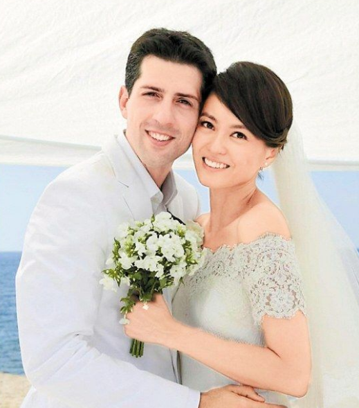 原创梁咏琪一家外出看展,外籍老公全程紧抱爱女,令人羡慕的神仙爱情