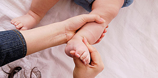                     原创            婴儿游泳+抚触按摩，这个夏季，最适合宝宝的运动来啦！