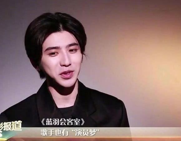 蔡徐坤整容了?央视采访照下巴和脸全歪了,越长越像刘梓晨!