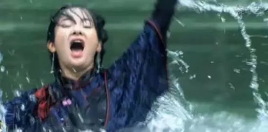                     家长警惕：孩子在泳池里安安静静，很可能是溺水了！