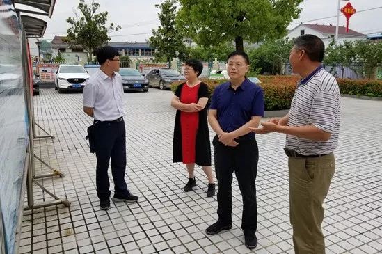 高桥村贫困户何建龙在务工时,衣服不慎被卷入农用机械,造成腹部,腿部