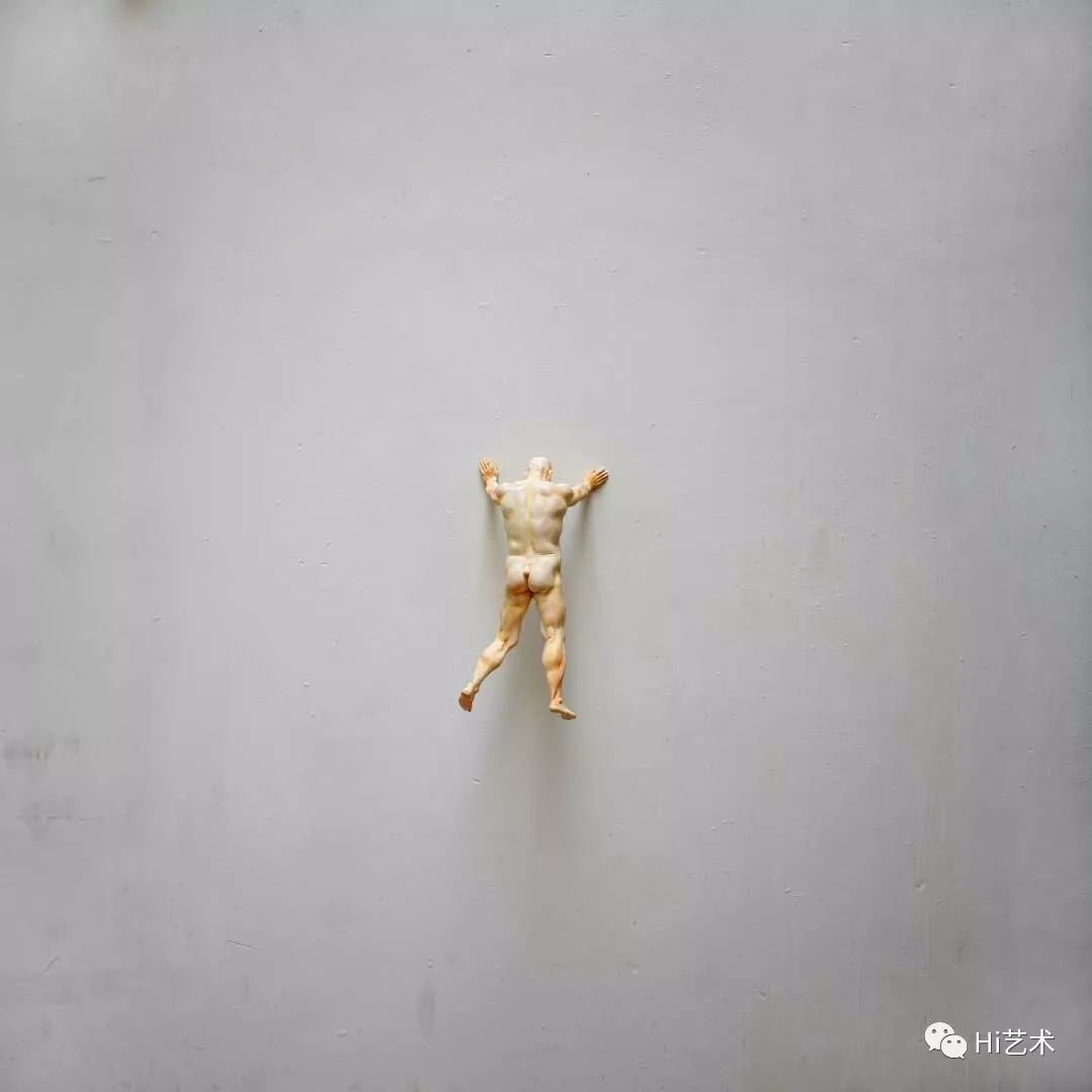 杨剑平《长尾骨的男人》35×18×15cm 石膏着色 2007