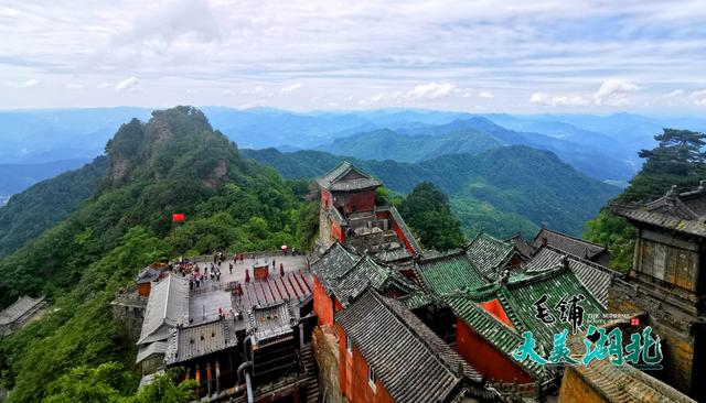 武当山,又名太和山,谢罗山,参上山,仙室山,古有"太岳","玄岳","大岳"