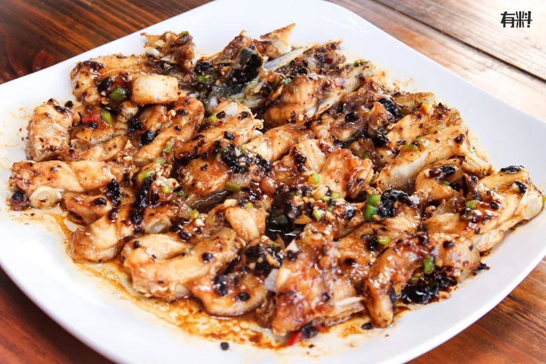 豉汁蒸脆肉鲩,一般是选用鱼腩以及鱼骨排来做的,豉汁味完全融进了骨头