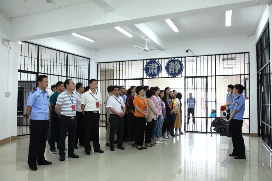 警钟常鸣廊下镇党员到青浦监狱开展廉政教育