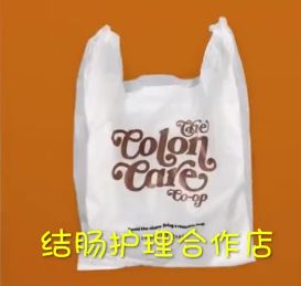 两男子深夜裸骑摩托车闯红灯,如今拘留所里忏