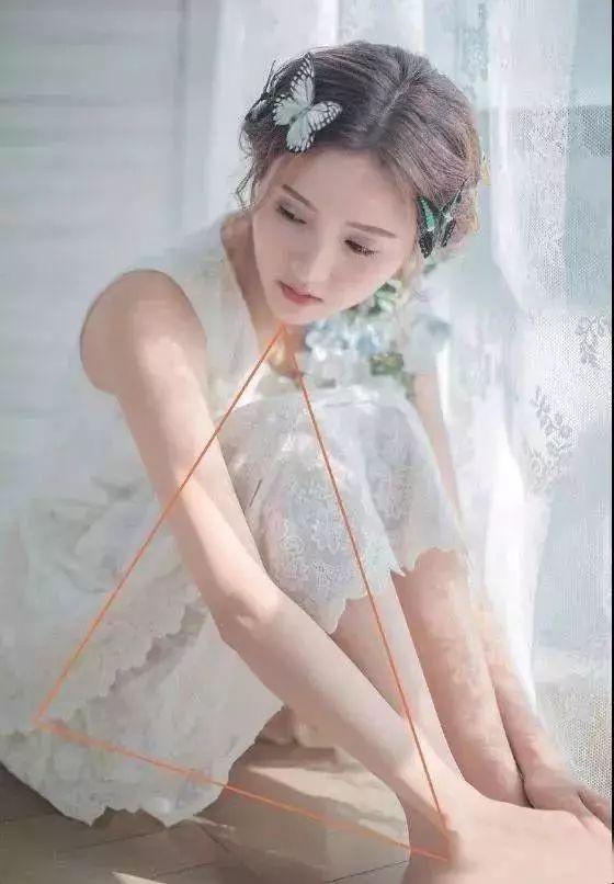 三角形构图在拍摄人物坐姿的 时候运用较多,头,手,脚(或膝,臀) 成