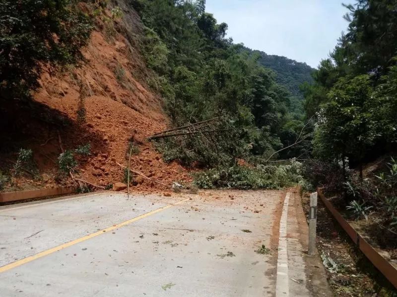 乐昌五山镇出现多处塌方,这些县区共8条公路塌方,交通