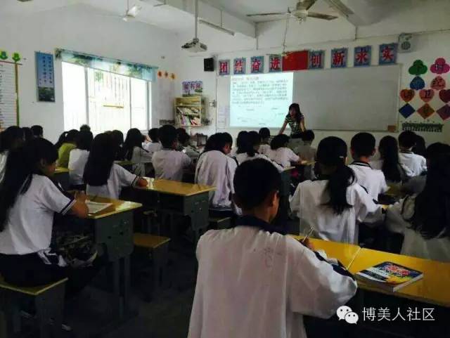 毕业多年博美中学这届学生有意思竟然喊他们同学回去上节课