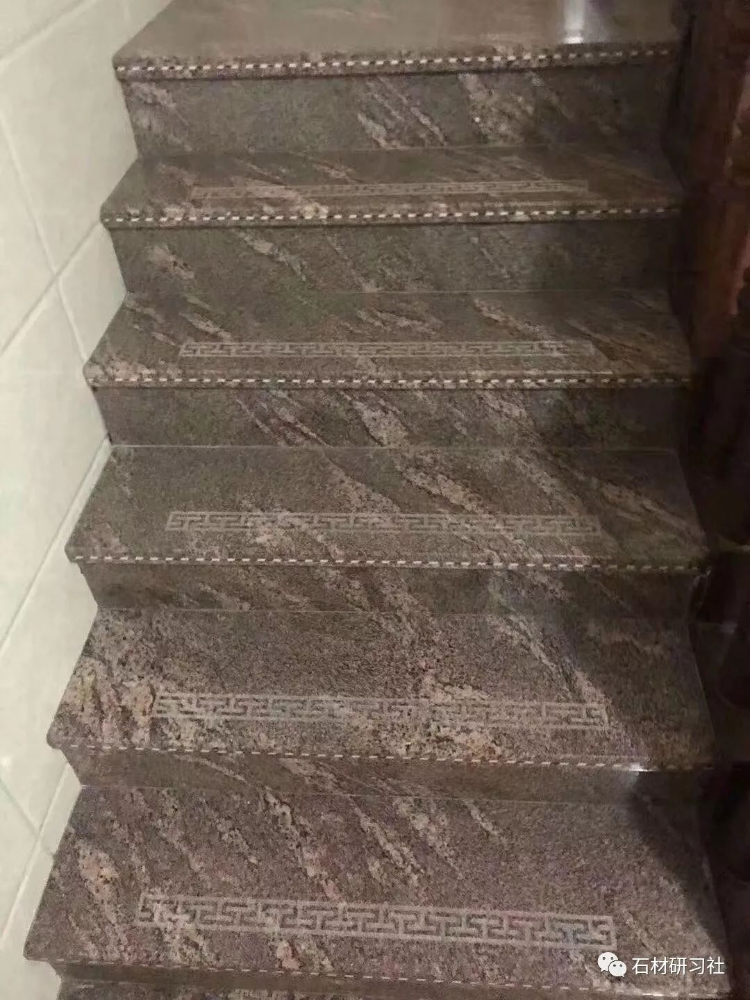 花岗岩作为楼梯装饰材料,不易风化磨损,为了防滑,做一些防滑工艺也是