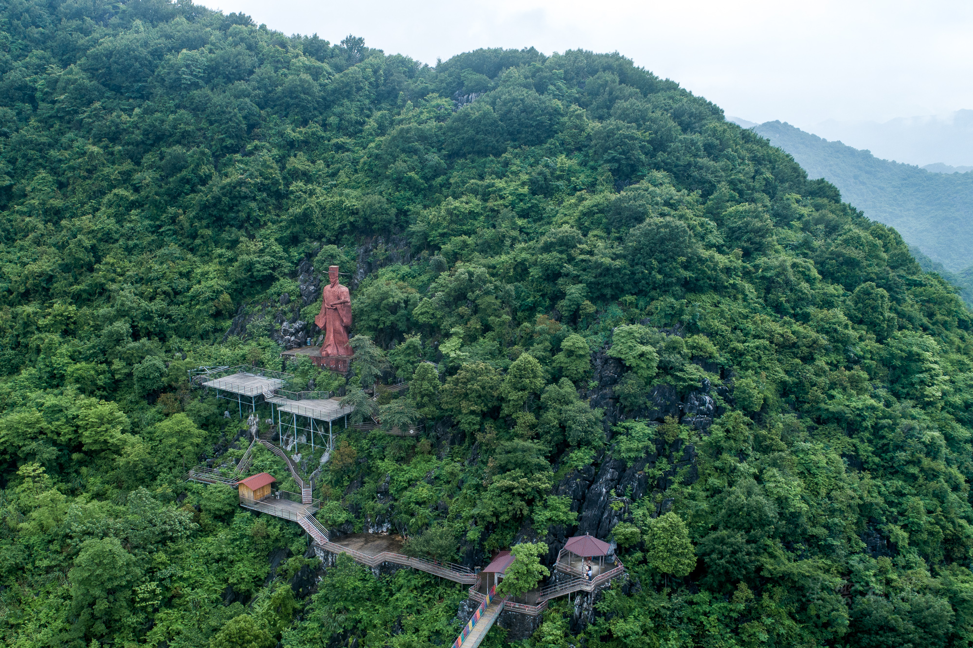 三衢石林景区距离常山县城不远,我们驱车从县城开到景区门口也就用了