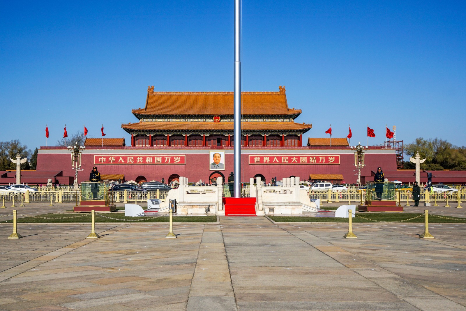 与北京天安门广场齐名的几座广场，其中欧洲有两座_红场