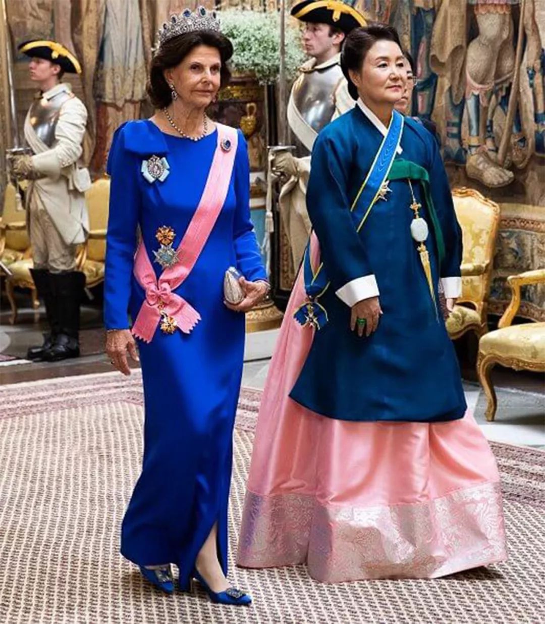 韩国第一夫人参加晚宴,穿民族服饰华丽大方,与公主王妃争芳斗艳