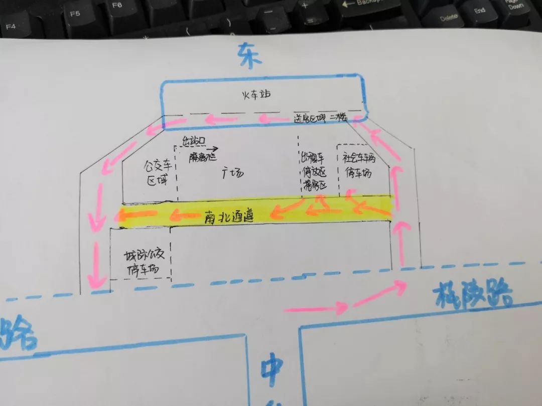 市民反映菏泽火车站出站口拆掉的隔离栏为何又装回来了