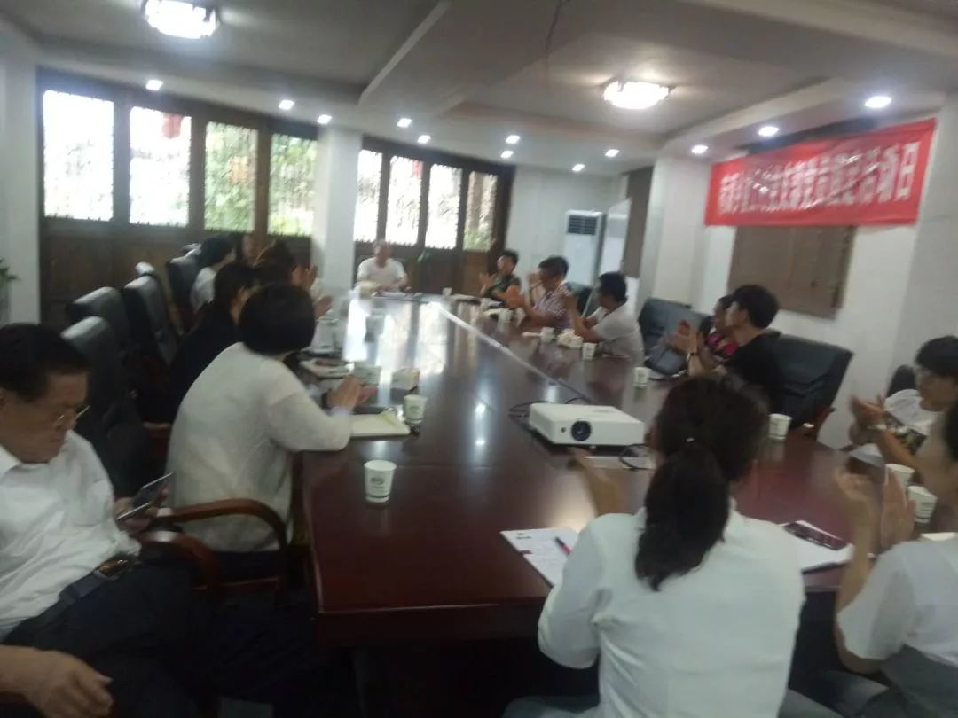 杨老师是土生土长的黎川人,曾任黎川县第一中学教师,其深厚的文字功底
