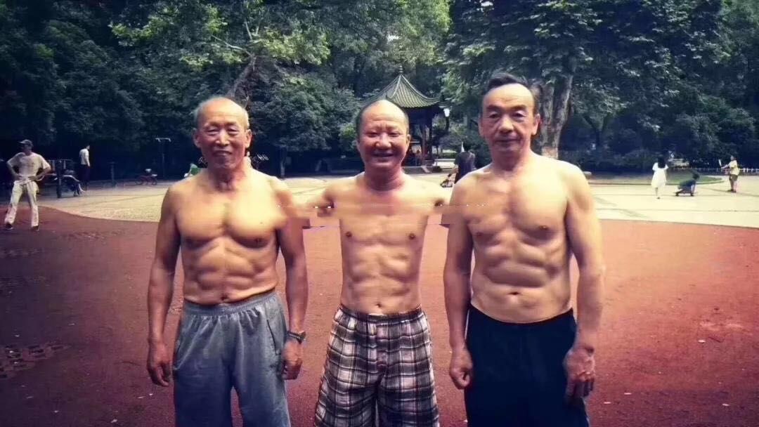中国大爷健身后能有多猛?老外看呆!