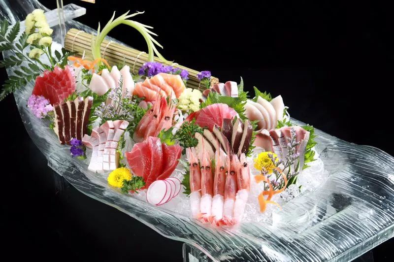 六怡居海鲜刺身拼盘 选用的鱼类全都是深海鱼中的极品 而刺身是让你
