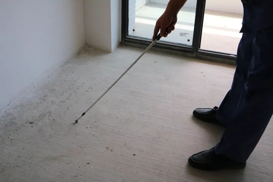 检查地面空鼓,严格把关质量.