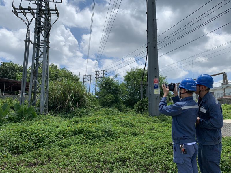 南方电网海南琼海供电局工作人员正在对供电设备进行巡视和检查