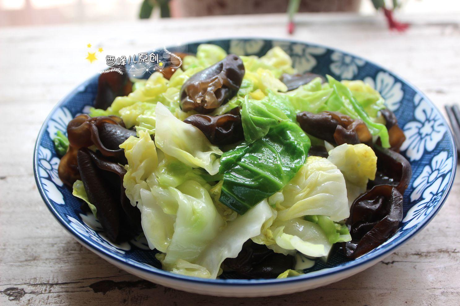 材料:卷心菜,黑木耳,大蒜,盐,花生油.