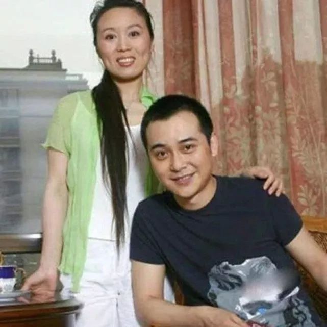 27岁小伙子与42岁女明星结婚15年后,老婆老了