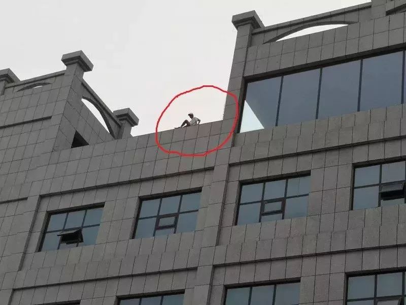 滨州一男子欲跳楼轻生,原因竟是.