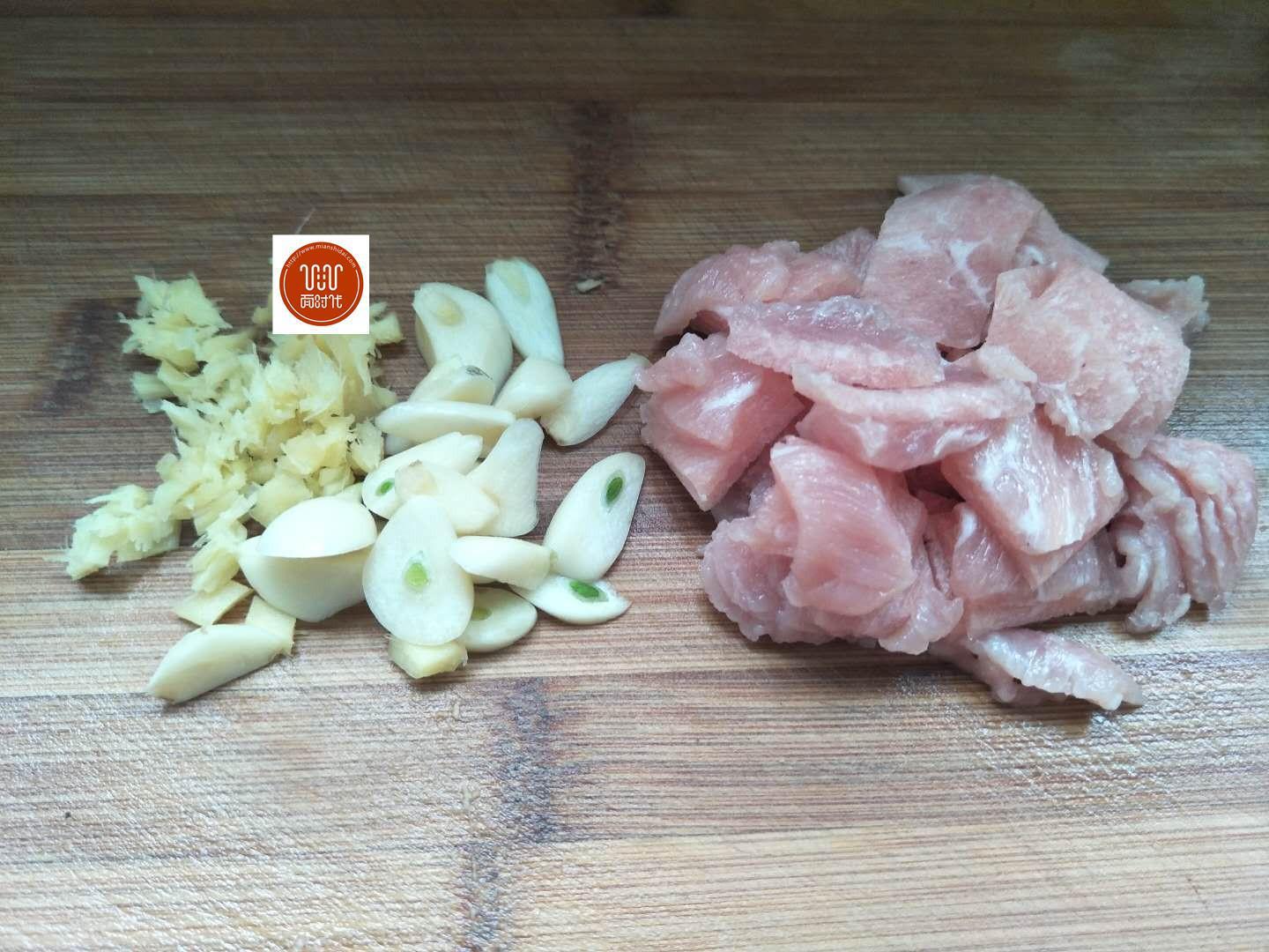 豆皮和这两种配菜炒在一起,特别的好吃,家人们