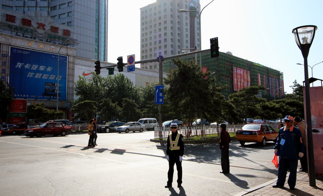 女交警和协管员重庆路同志路桂林路闹市中般若寺文化广场雕塑上图