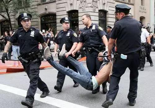 短剧中的英勇守护——警察与皮子的不解之缘，短剧中的英勇守护，警察与皮子的不解之缘