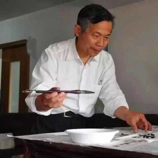 已任宁波市江北区佛教协会秘书长20年.熟悉地方文史,掌故