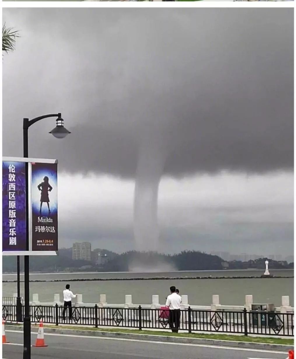 珠海海边还出现了"龙吸水"