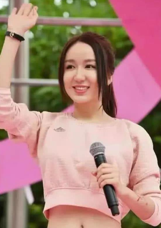 娄艺潇活力四射,参加活动露肚脐抢镜,网友:这谁顶得住?_胡一菲