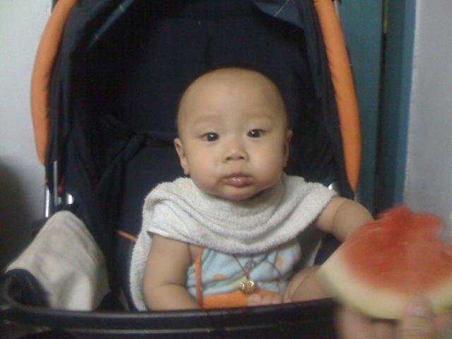                     4岁男童上吐下泻，只因吃了半块西瓜，夏季这些食物你还给娃吃？