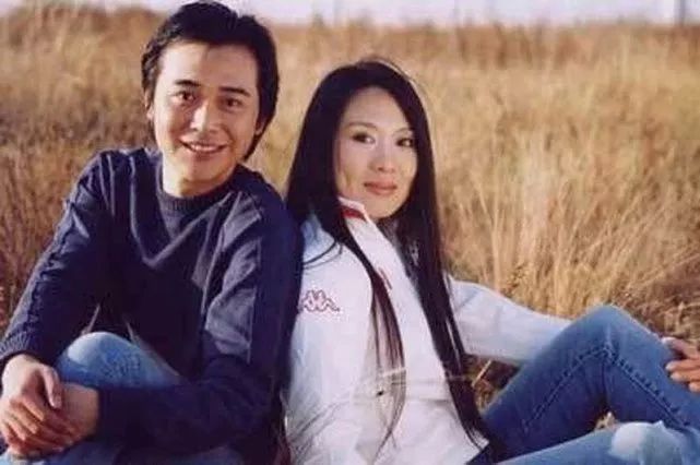 27岁小伙子与42岁女明星结婚15年后,老婆老了