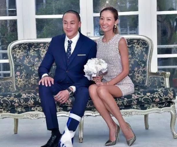 43岁何润东近照,婚后太过于放纵,如今从健身达人变成胖秃子_宋新妮