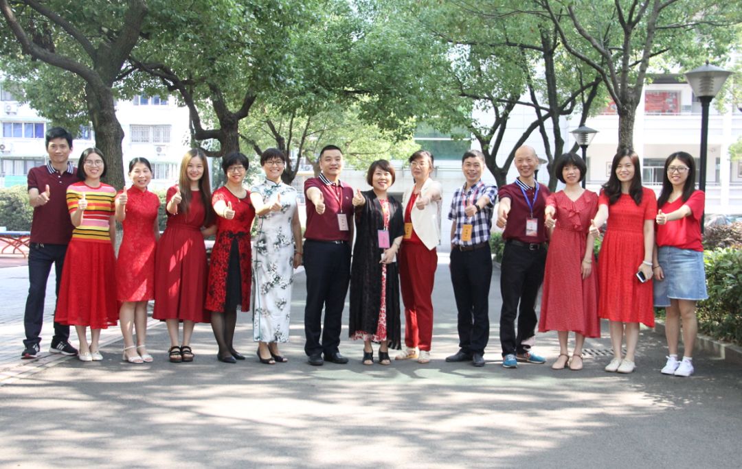 大关中学考点今天的四个考点里,2414名拱墅考生更关键是,孩子们都带着
