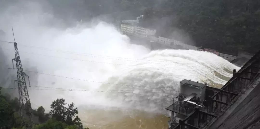 "为何要在暴雨天泄洪?对下游的影响大不大?