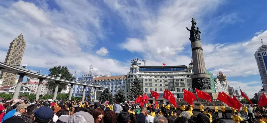 壮哉,中国!150把小提琴+交响乐队,刚刚防洪纪念塔上演超燃小提琴交响快闪万人同唱“我和我的祖国”