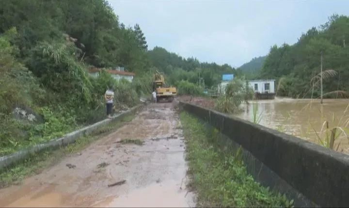 仁化境内国道106线突发山体滑坡这些县区共8条公路塌方交通一度中断