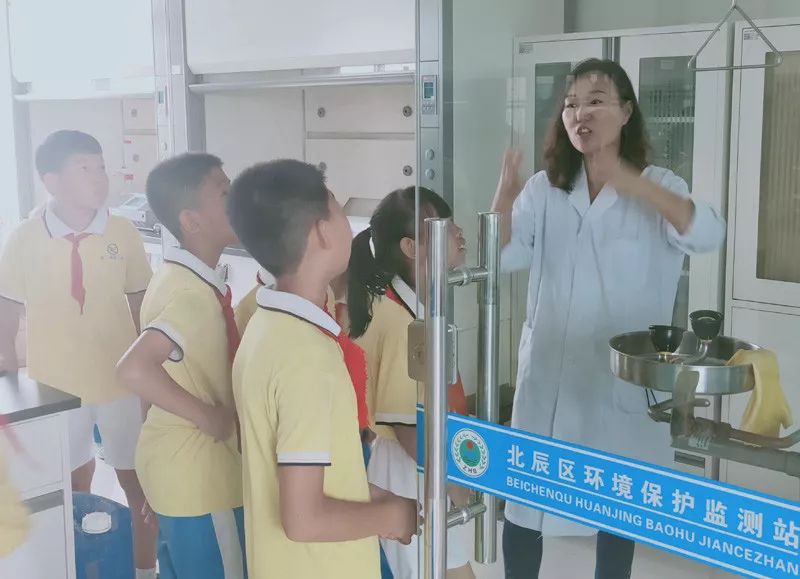 北辰区第二模范小学师生参观北辰区环境监测中心