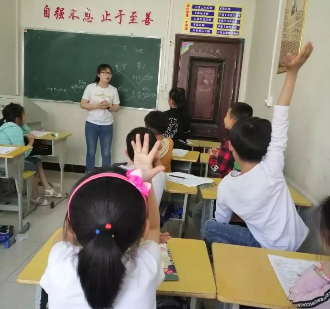 丰乐学生周未辅导班上课的情景