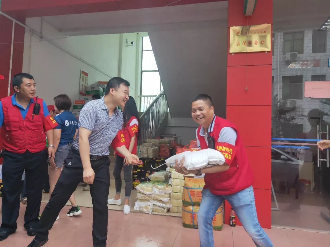 6月13日,将来自劲牌龙南总经销联合宏昌超市捐赠的300箱水,70箱面运