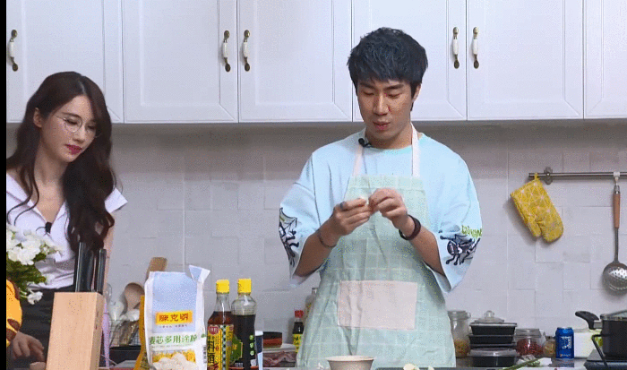 骚男突然发现轩子巨二兔当众给他喂水, 随后的举动, 让人沸腾!